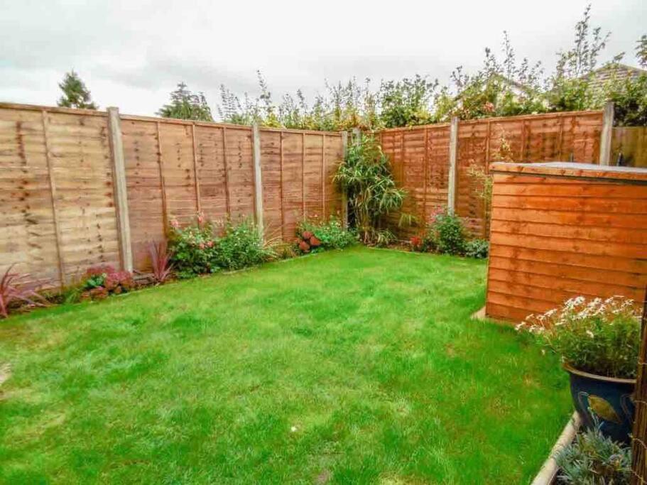 Spacious 4 Bed Rooms, Parking, Garden And Near Parks, Beaches And University ボーンマス エクステリア 写真