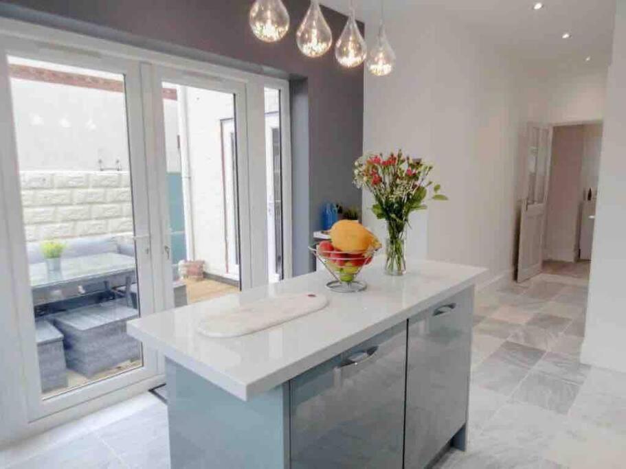 Spacious 4 Bed Rooms, Parking, Garden And Near Parks, Beaches And University ボーンマス エクステリア 写真