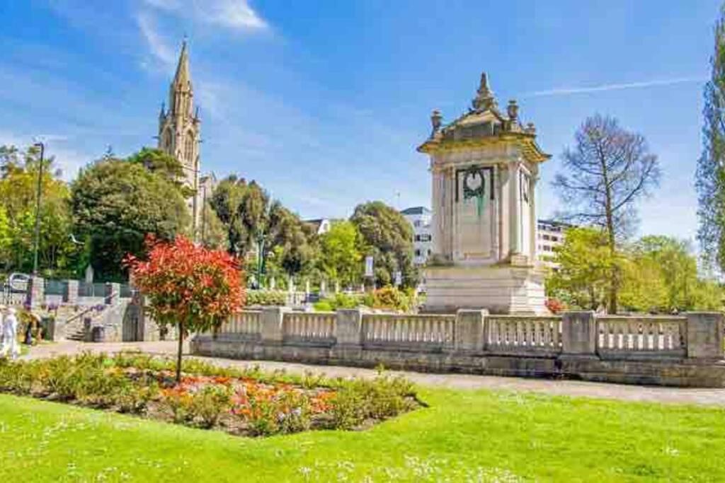 Spacious 4 Bed Rooms, Parking, Garden And Near Parks, Beaches And University ボーンマス エクステリア 写真