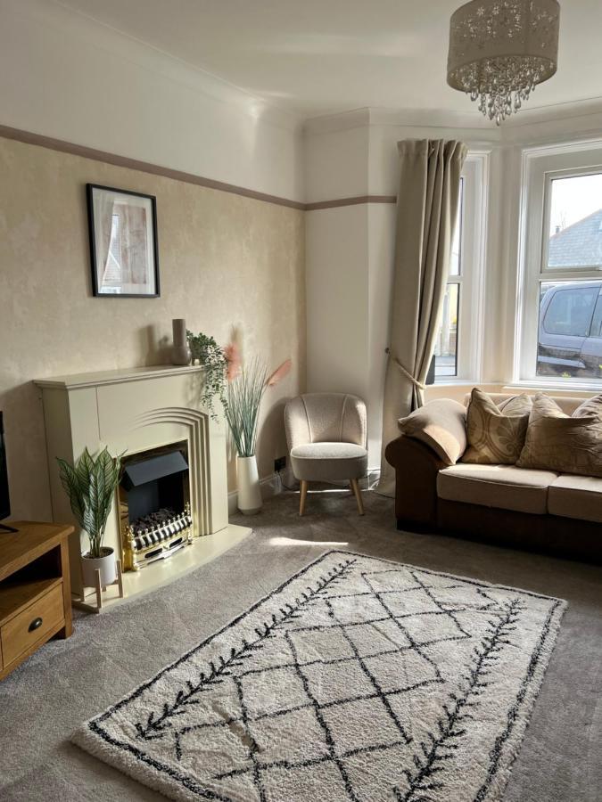 Spacious 4 Bed Rooms, Parking, Garden And Near Parks, Beaches And University ボーンマス エクステリア 写真